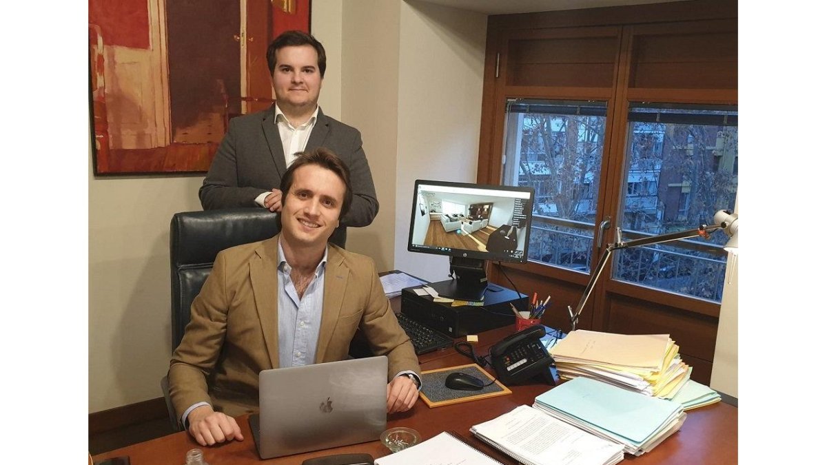 El CEO de Kotek Virtual, Ricardo Parra (arriba), y el presidente de AVECO, Alberto López, con la herramienta. EL MUNDO