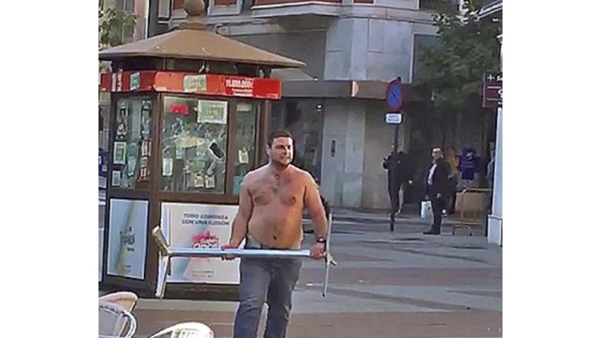 El individuo detenido durante el altercado anterior en la plaza de España. - E.M.