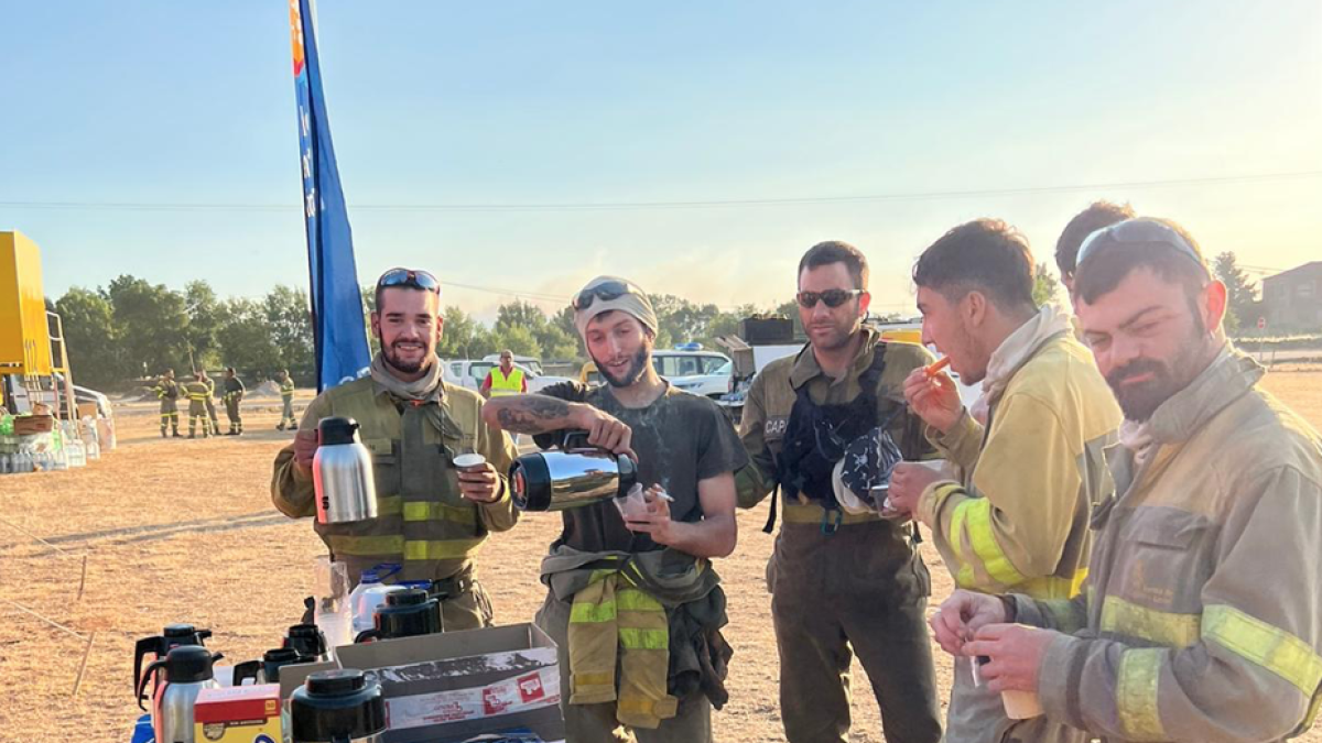 Personal anti incendios durante una pausa en el Incendio de Losacio. / APAMCYL