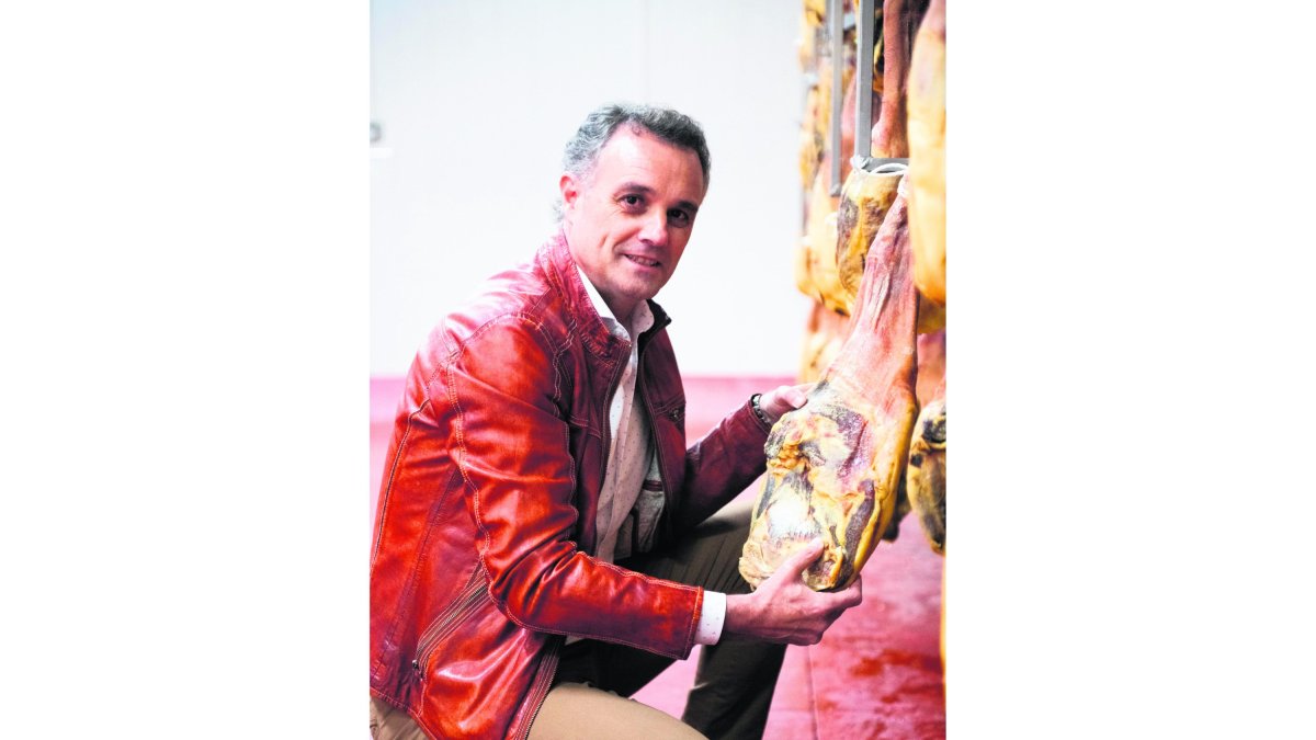 Una de las claves de su éxito es el esfuerzo en I+D+i. En la imagen, José Muñoz, Consejero Delegado del holding agroalimentario. / L.P.