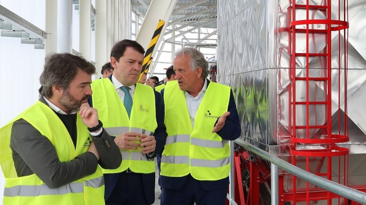 El presidente de la Junta, Alfonso Fernández Mañueco, participa en la Inauguración de la Central Térmica de Energía Renovable DH Ecoenergías Palencia
El presidente de la Junta, Alfonso Fernández Mañueco (C), participa en la Inauguración de la Central Térmica de Energía Renovable DH Ecoenergías Palencia, en la imagen junto al director general de DH Ecoenergias, Teo López(D); y al arquitecto Pablo Oriol(I).-ICAL