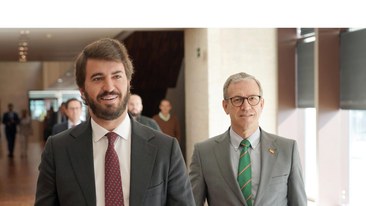 Juan García-Gallardo y Mariano Veganzones, en las Cortes.-ICAL