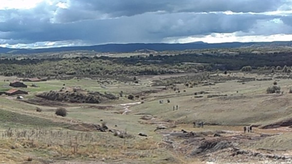 Vista general de la zona de Costalomo donde se han descrito cientos de huellas de icnitas de dinosaurios.