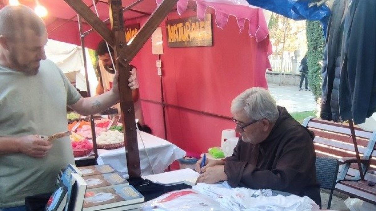 Laureano Oubiña firma un ejemplar de su libro en Burgos Cidiano 2022. ECB
