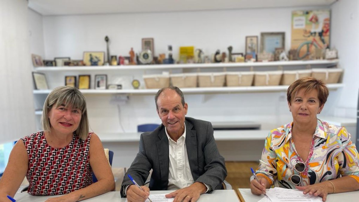 De izquierda a derecha: Mónica de la Sierra, Vicepresidenta del Comité de Empresa de VB1; Bosco Fonts, CEO de Cerealto; y María del Mar Rodríguez, Presidenta del Comité de Empresa de VB1. E.M.