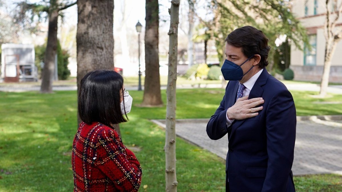 La ministra de sanidad, Carolina Darias, y el presidente de la Junta de Castilla y León, Alfonso Fernández Mañueco, en una imagen de archivo.- ICAL