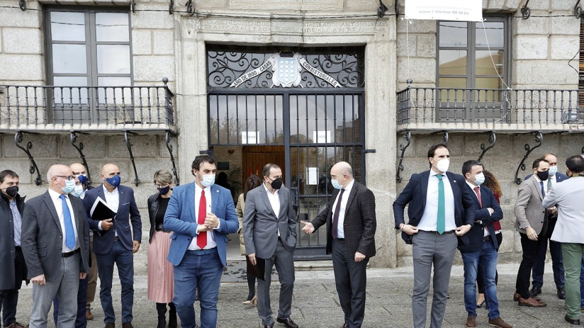 Jesús Julio Carnero conversa con Francisco Requejo, flanqueados por Tomás del Bien y Guzmán Gómez ante la puerta del Ayuntamiento de Medina del Campo, ayer. J.M. LOSTAU