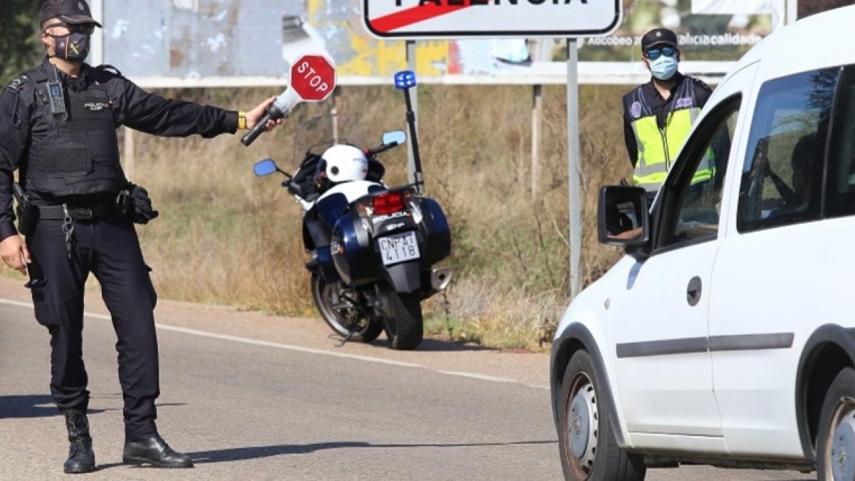 Controles policiales a las afueras de Palencia en una fotografía de archivo. ICAL