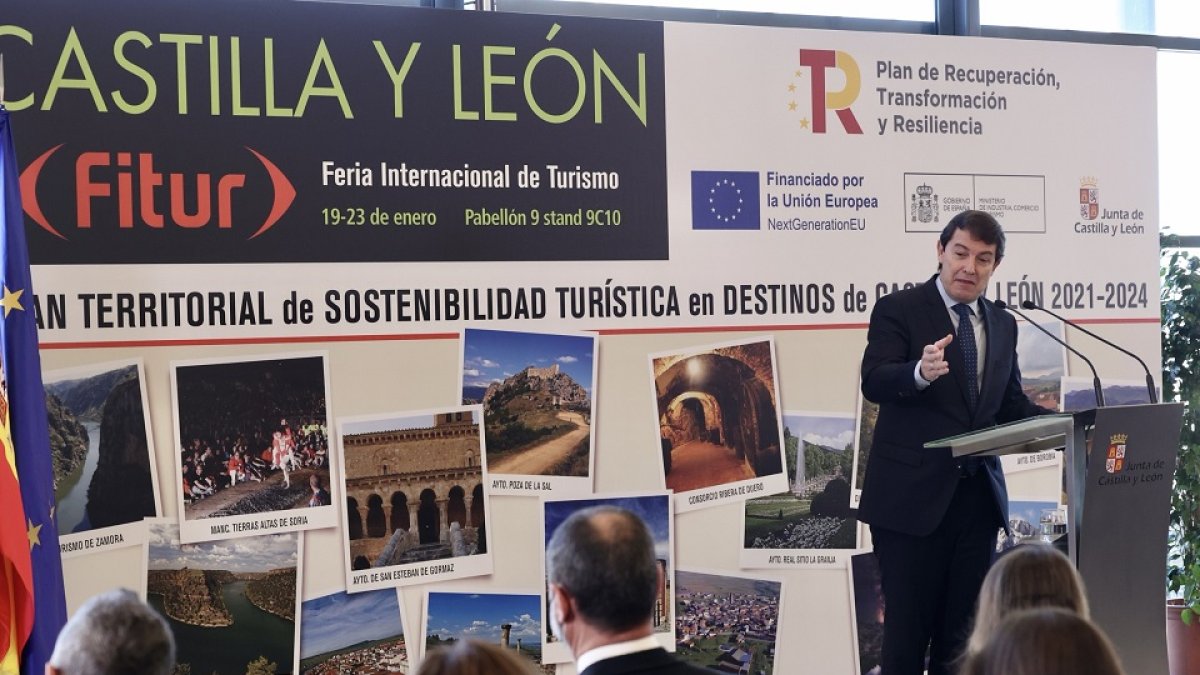 El presidente de la Junta de Castilla y León, Alfonso Fernández Mañueco, mantiene un encuentro con responsables municipales sobre los Planes de Sostenibilidad Turística en destinos de Castilla y León. - ICAL