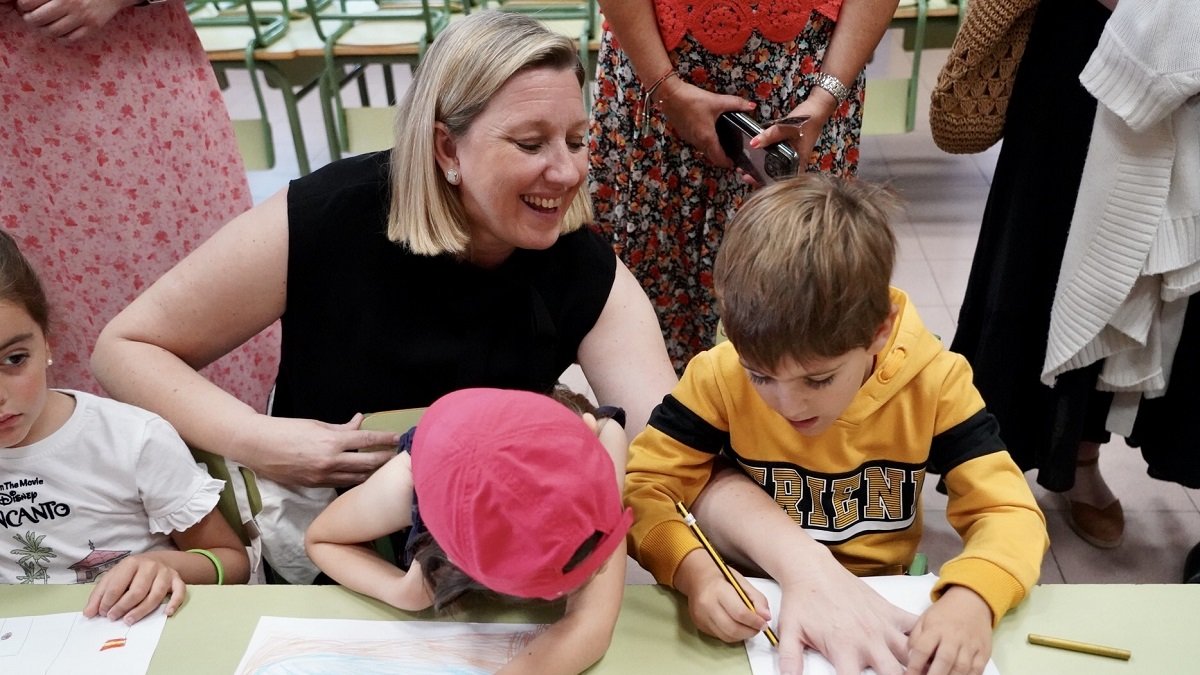La consejera de Familia e Igualdad de Oportunidades, Isabel Blanco, visita el programa `Conciliamos verano´, en el CEIP Caño Dorado de Zaratán (Valladolid). -ICAL