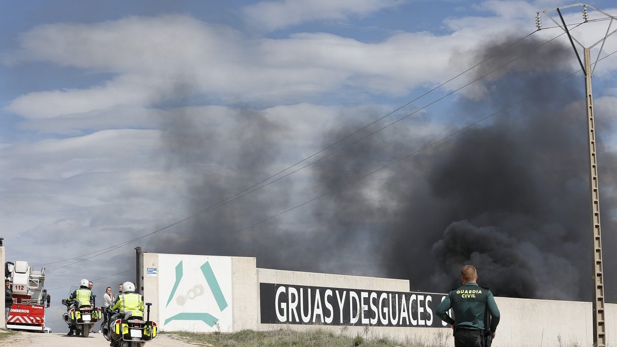 Incendio en el desguace en Carbonera de Frentes, en Soria. -ICAL