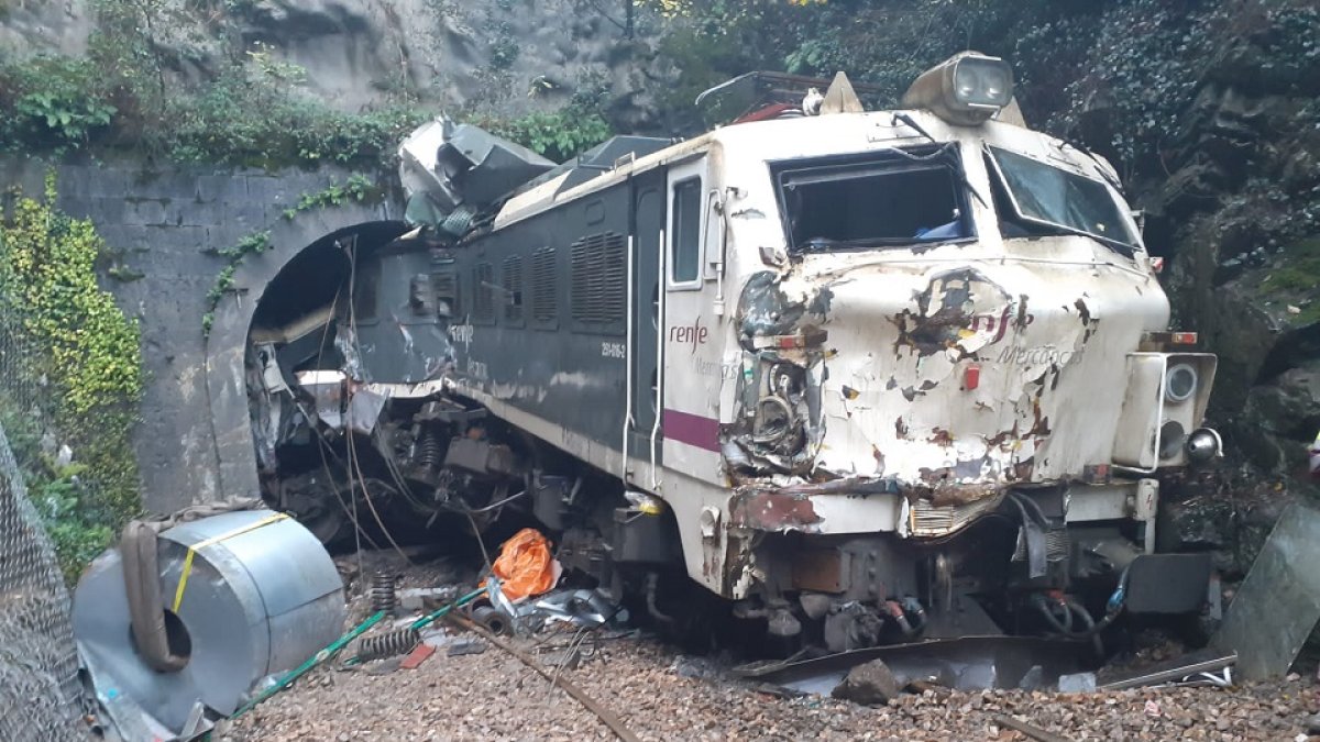 Estado en le que quedó la locomotora del tren tras el impacto.- ADIF