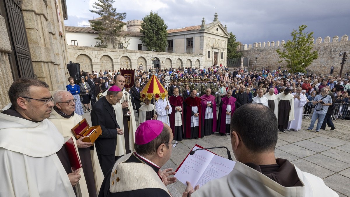 Clausura el Año Jubilar Teresiano de Ávila. Durante la clausura se procedió al cierre de la Puerta Santa en un acto en el que estuvo presente la reliquia de Santa Teresa de Jesús.- ICAL