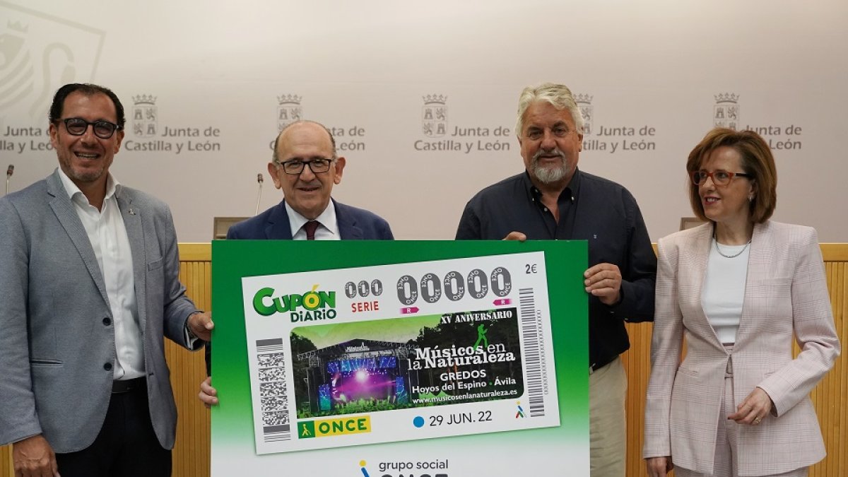 El director general de Infraestructuras, y Sostenibilidad Ambiental, José Manuel Jiménez Blázquez, y el delegado territorial de la ONCE en Castilla y León, Ismael Pérez Blanco, presentan el cupón que la ONCE dedica a la XV Edición de Músicos en la Naturaleza. Juntos ellos, el alcalde de Hoyos del Espino (Ávila), Jesús González. -ICAL
