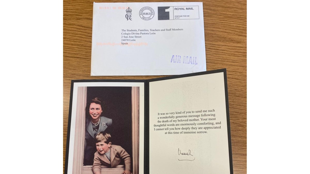 El rey de Inglaterra responde en una emotiva carta a las condolencias de los alumnos del Colegio Divina Pastora de León por el fallecimiento de Isabel II.- ICAL