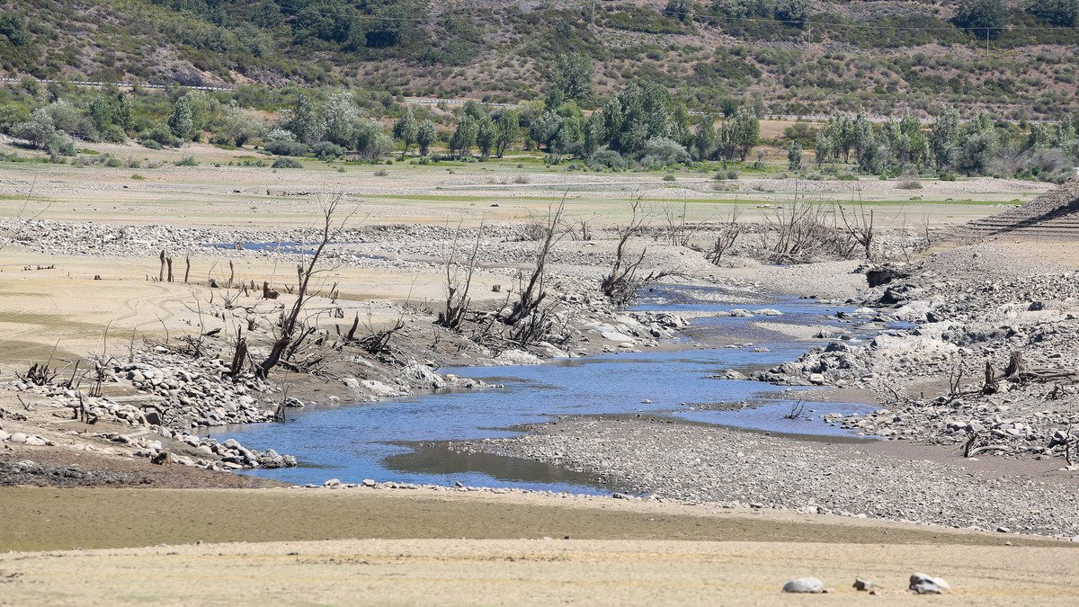 Sequía en el embalse de Riaño (León), con un 42,3% de su capacidad total. En la imagen, zona del pueblo anegado por el pantano, Pedrosa del Rey.- ICAL