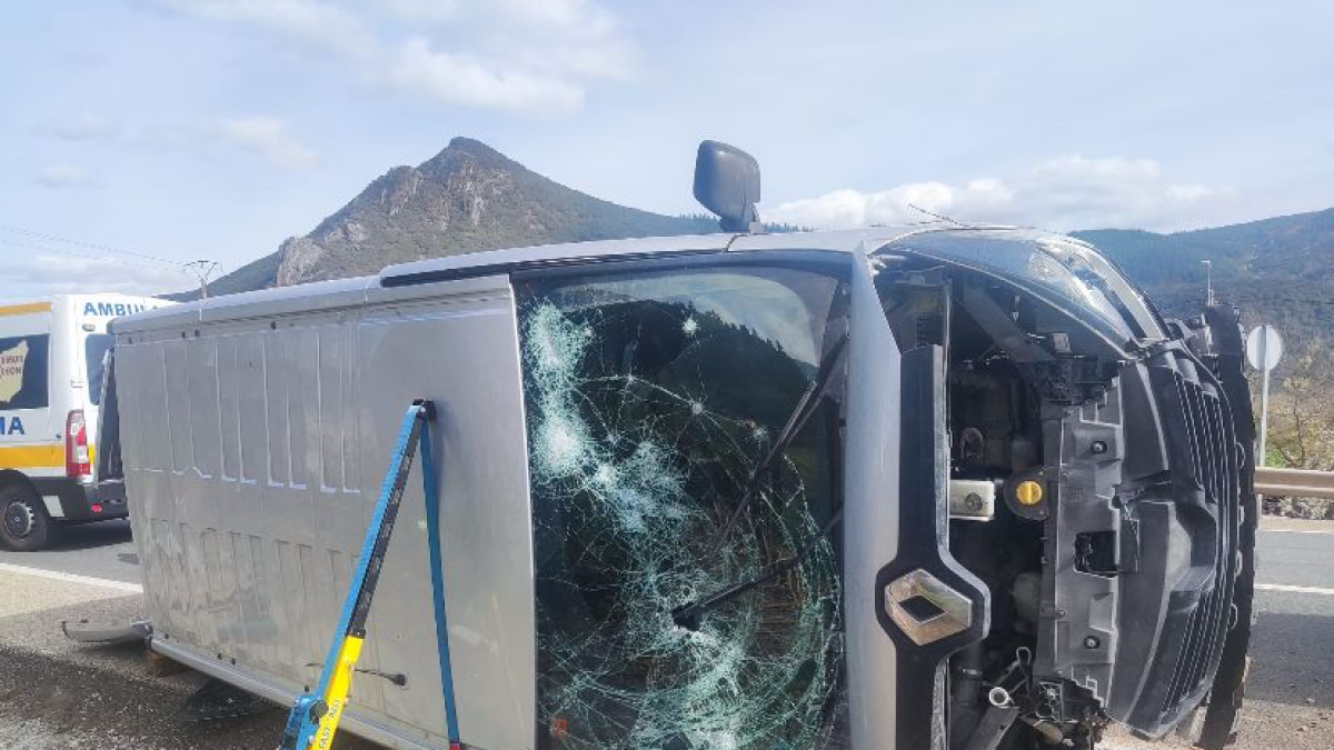 Herido grave uno de los cuatro ocupantes de una furgoneta que volcó en Sobrado (León). -ICAL
