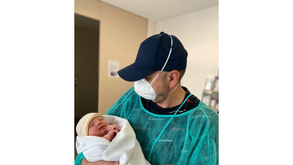 Vasilika, cumpliendo todos los protocolos, coge en brazos a su hija Ilinka.