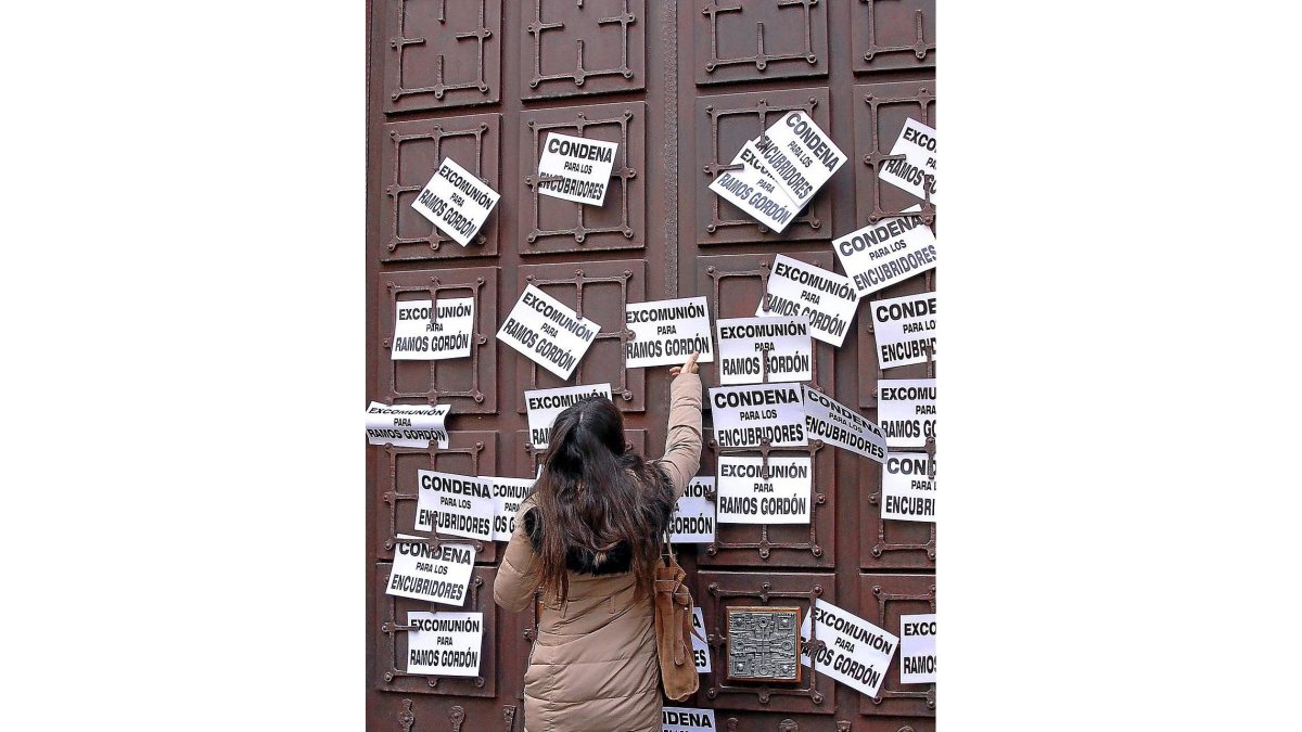 Acto de protesta contra la pederastia en La Bañeza.