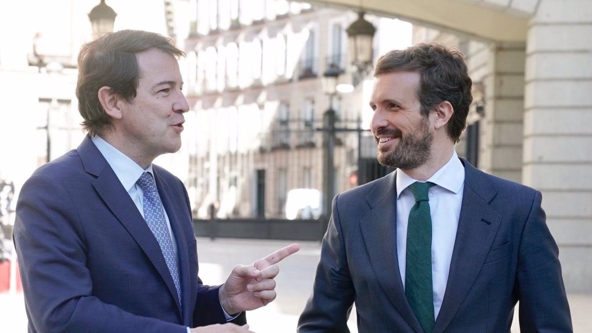 Alfonso Fernández Mañueco y Pablo Casado. E. P.