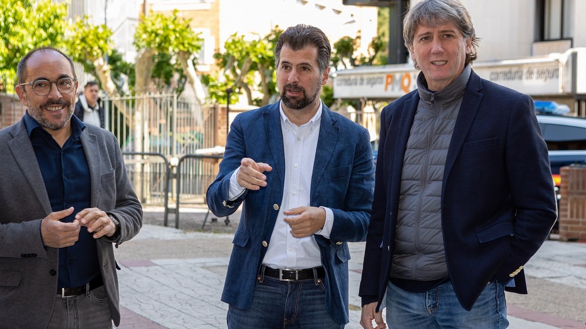 El secretario del PSOECyL, Luis Tudanca, acude a apoyar al candidato a la Alcaldía de Soria, Carlos Martínez.- ICAL