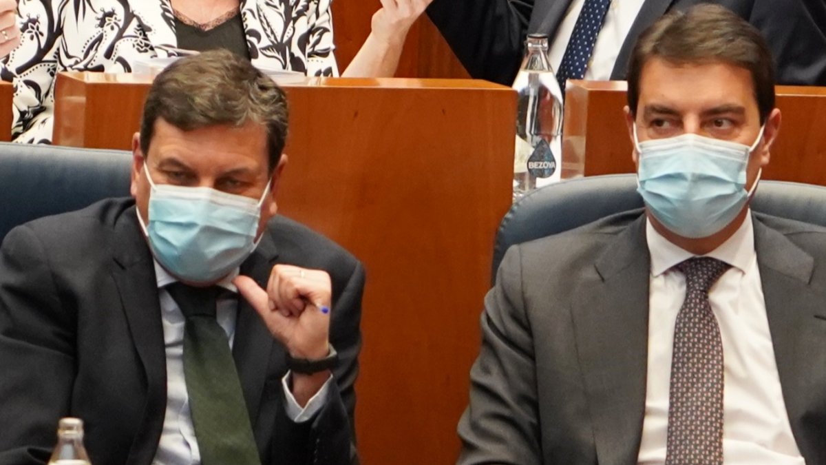 Carlos Fernández Carriedo y Ángel Ibáñez, en el Pleno de constitución de las Cortes. ICAL