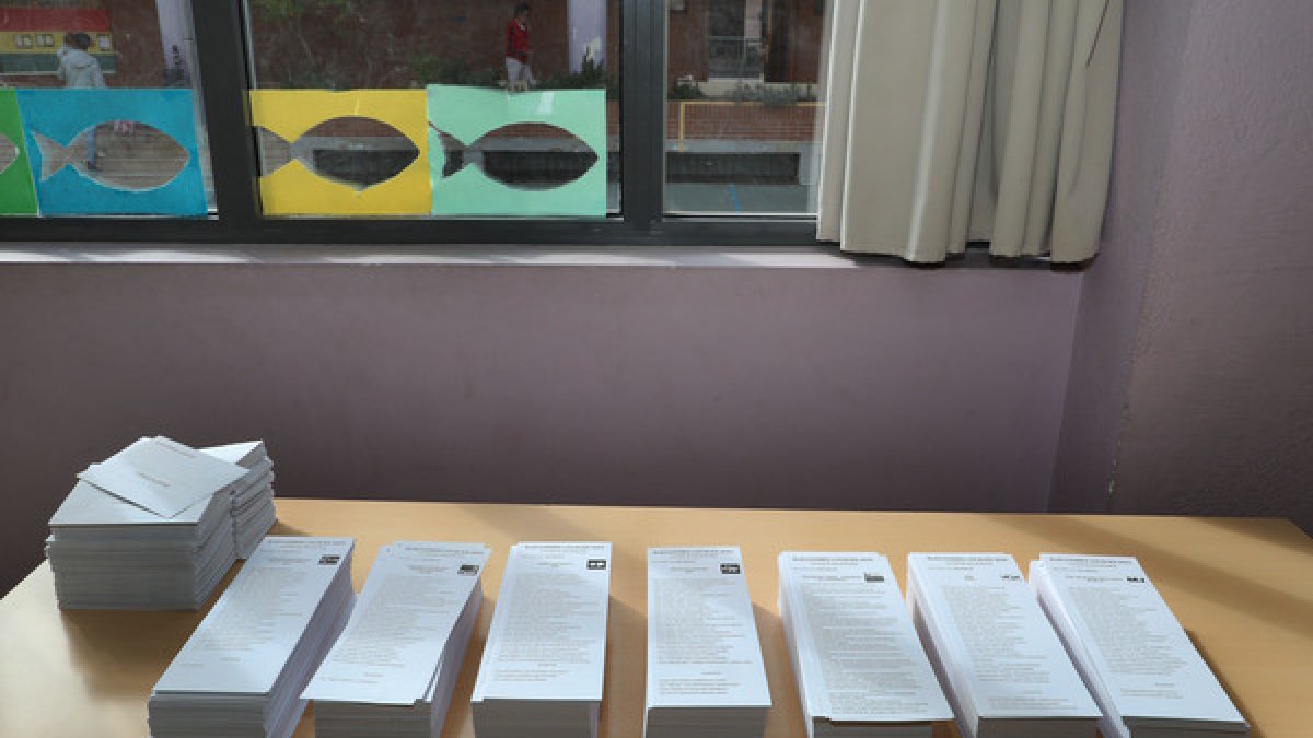 Papeletas en un colegio electoral.-ICAL