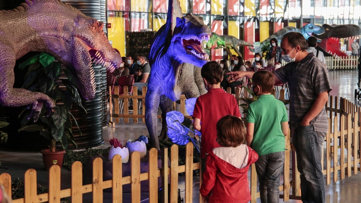 Exposición itinerante de dinosaurios animatrónicos en León.- ICAL