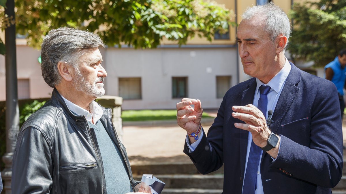 Francisco Vázquez junto al candidato del PP en Segovia, José Mazarías.-ICAL