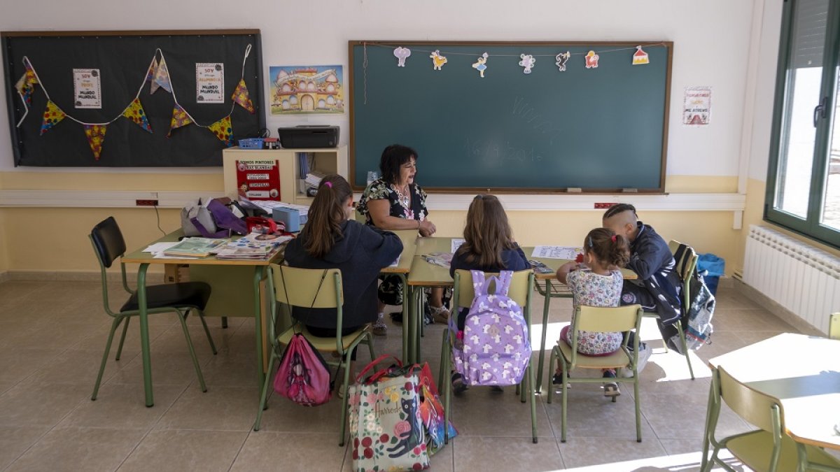 Aula de la escuela de la localidad de Villar de Peralonso. / ICAL