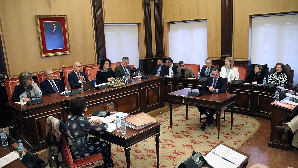 Pleno extraordinario sobre el viaje del alcalde de León a Catar.- ICAL