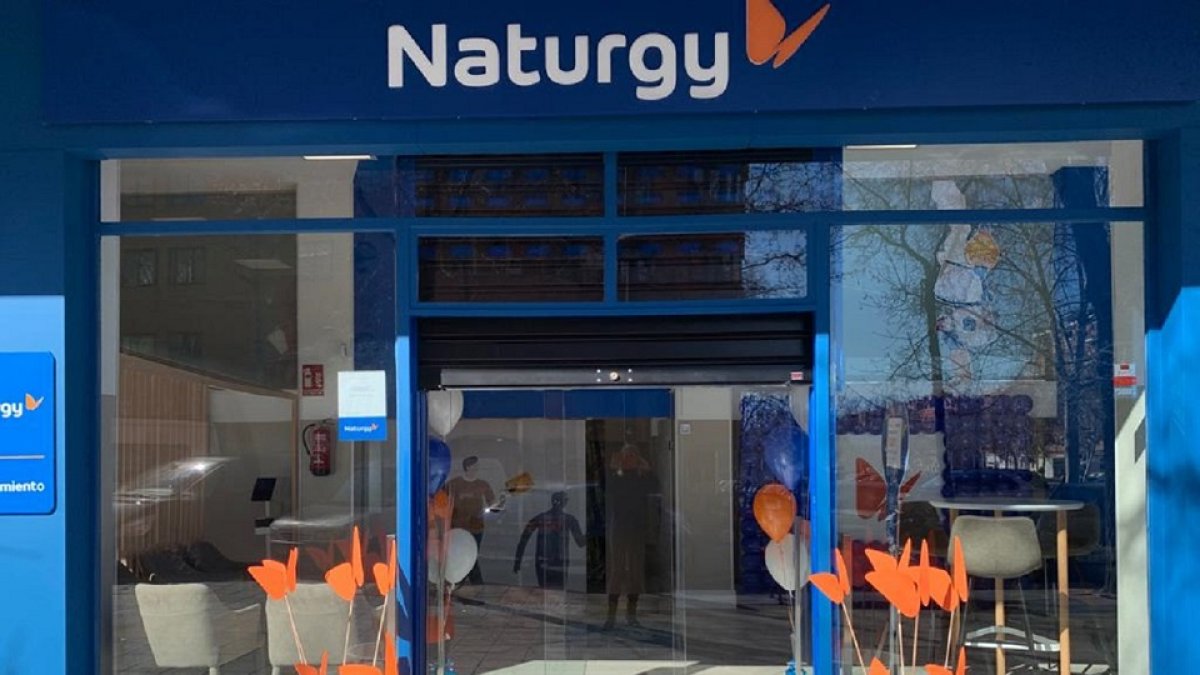 Fachada de una tienda de atención al cliente de Naturgy. -E. M.