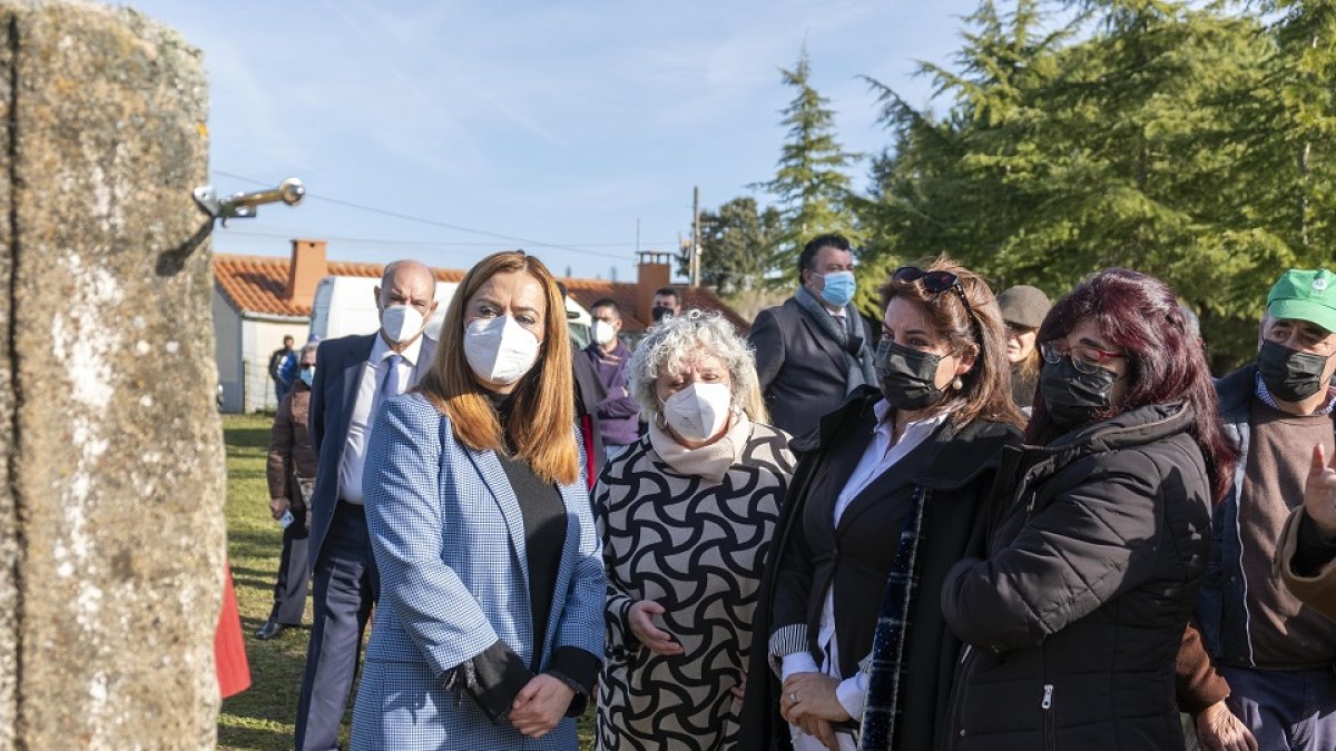 La delegada del Gobierno, Virginia Barcones, acompañada por la subdelegada del Gobierno en Salamanca, Encarnación Pérez, preside el acto de entrega de la medalla al mérito a la protección civil en su categoría de bronce y con distintivo azul al Ayuntamiento de La Fuente de San Esteban. -ICAL