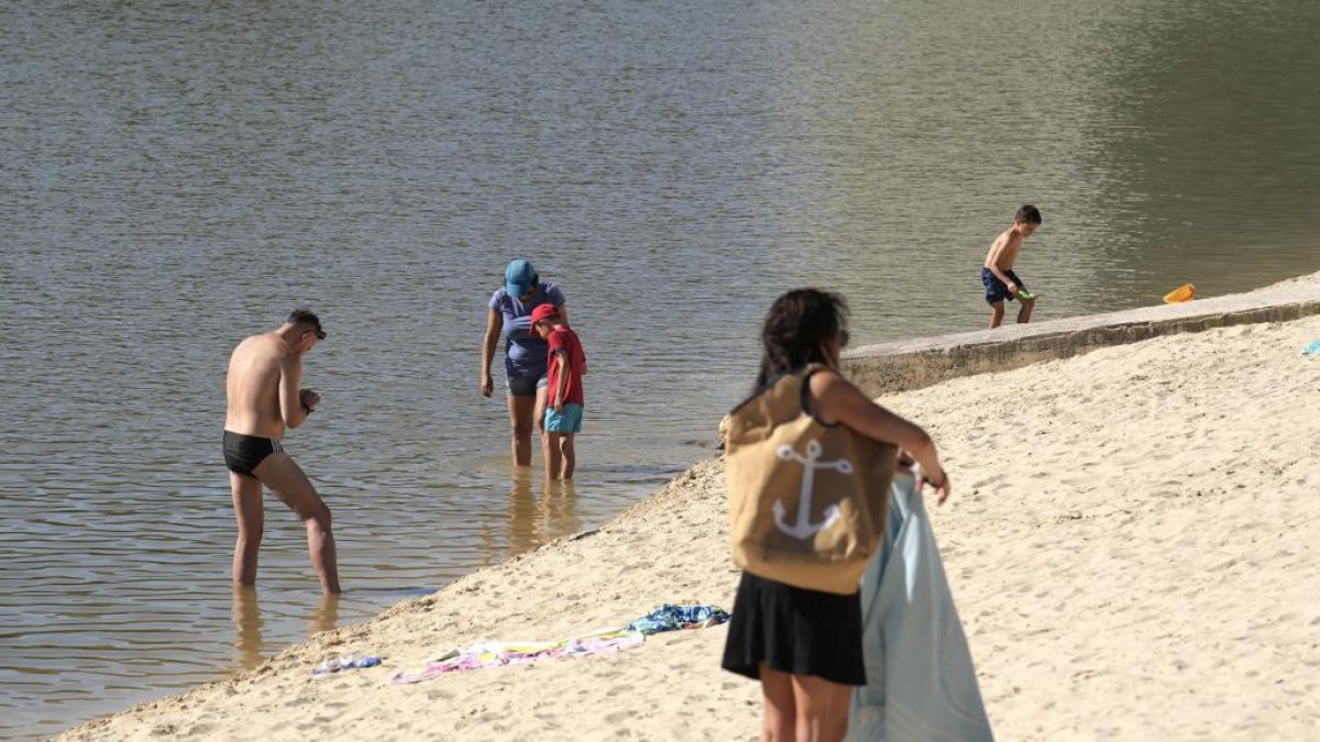 Gente disfrutando de las altas temperaturas en la Playa de las Moreras.- J. M. LOSTAU