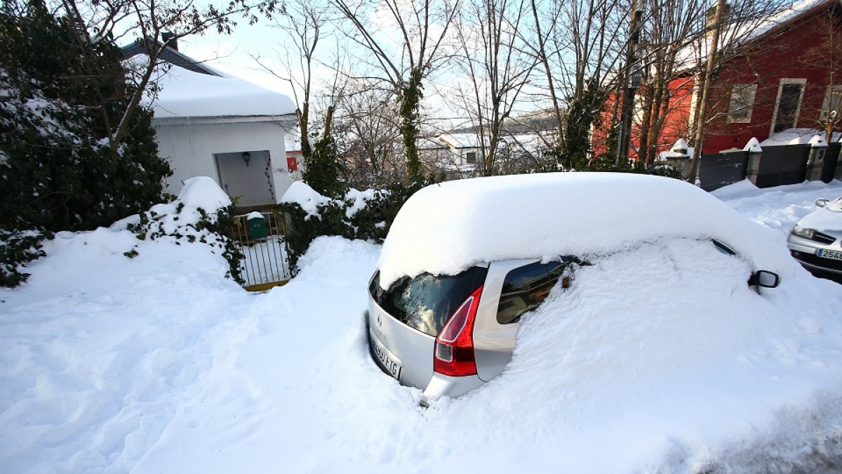 Coche cubierto de nieve  ICAL