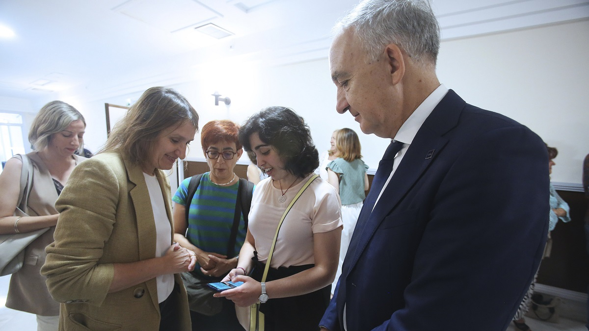 Alba Zarza enseña su aplicación a la consejera Rocío Lucas ante la atenta mirada de Antonio Largo y Josefina González .-E.M.