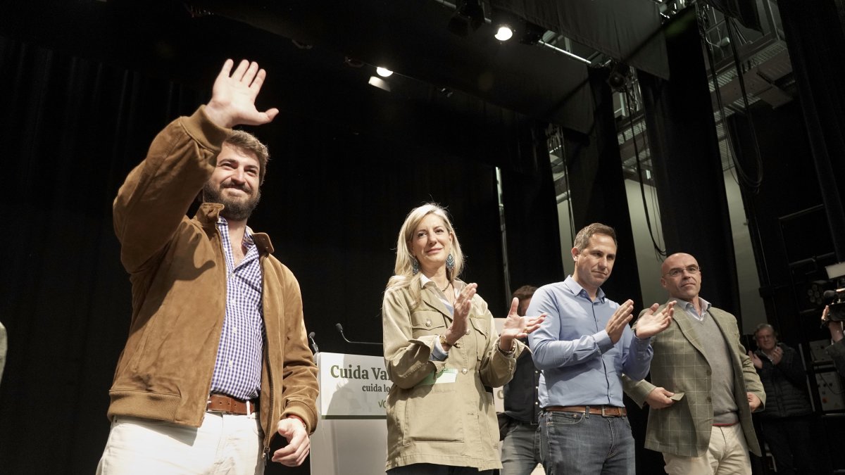 El vicepresidente de la Junta de Castilla y León, Juan García-Gallardo, junto al eurodiputado de Vox Jorge Buxadé y al portavoz en la Diputación de Valladolid, Mario de Fuentes; en un acto para arropar a la candidata del partido a la Alcaldía de Valladolid, Irene Carvajal. ICAL