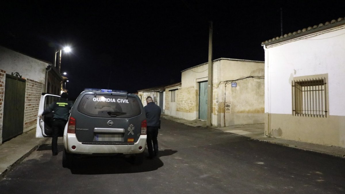 En la localidad salmantina de Arcediano, una mujer convive durante semanas con el cad?ver de su hermana gemela. En la imagen la guardia civil en la calle de la vivienda.- ICAL