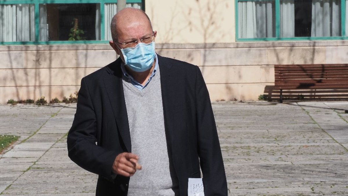 El vicepresidente y consejero de Transparencia, Ordenación del Territorio y Acción Exterior, Francisco Igea, durante la rueda de prensa posterior al Consejo de Gobierno extraordinario.- ICAL