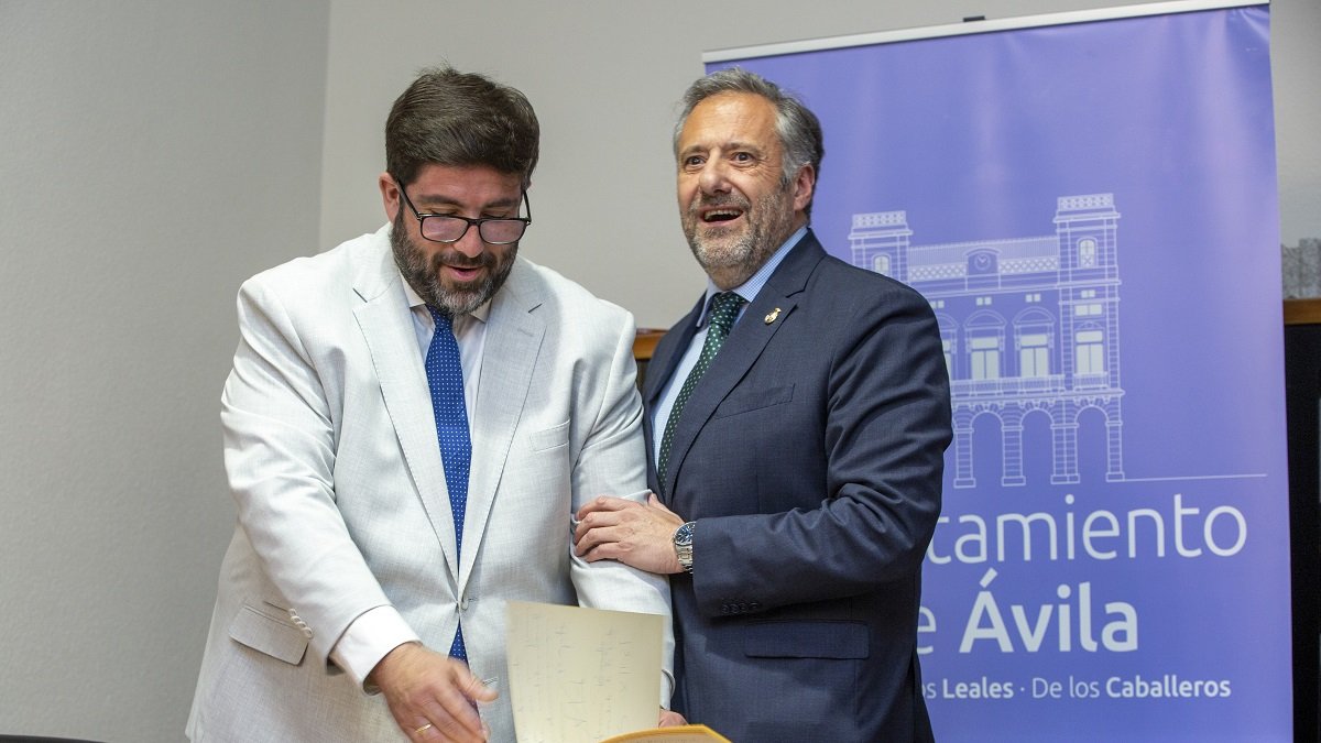 El presidente de las Cortes continúa su ronda de contactos en la provincia de Ávila. En la foto, durante su encuentro con el alcalde de Ávila, Jesús Manuel Sánchez Cabrera. -ICAL