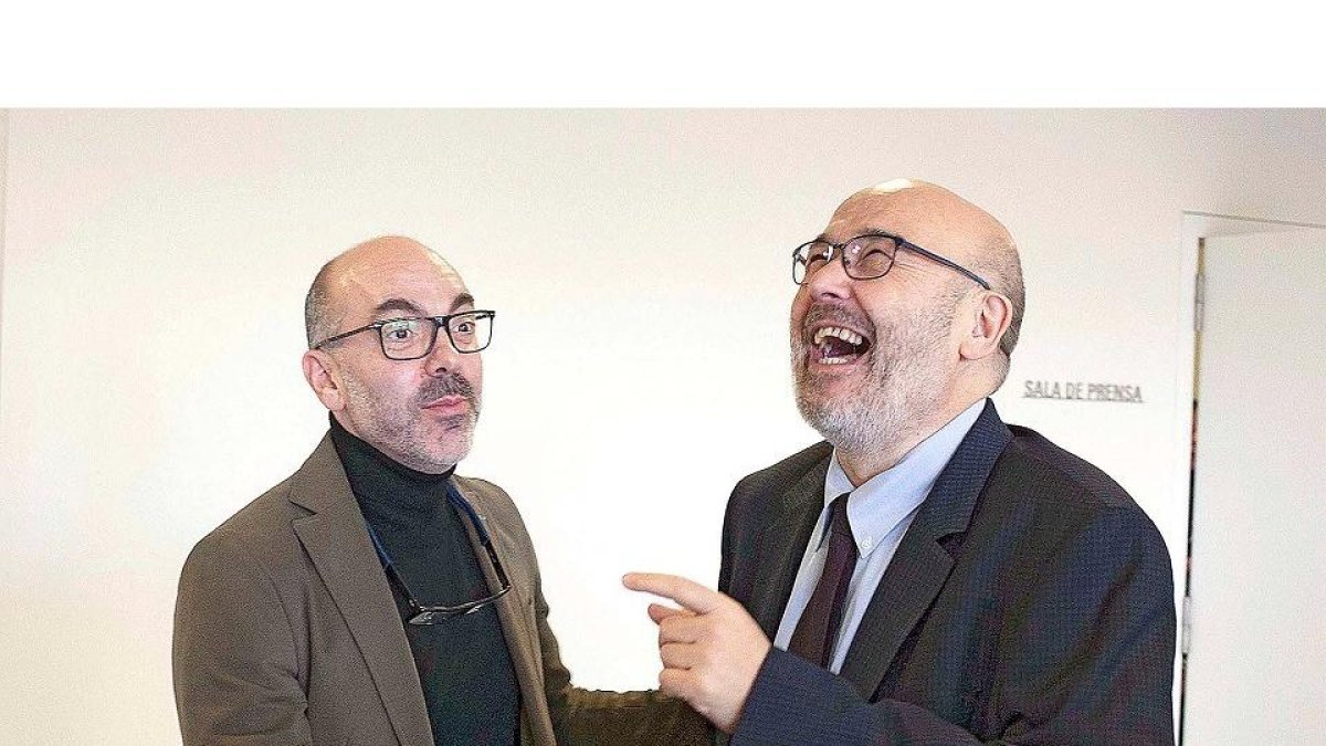 El consejero de Cultura, Javier Ortega, y el director de la Siglo, Juan González-Posada, en una imagen de archivo. / ICAL