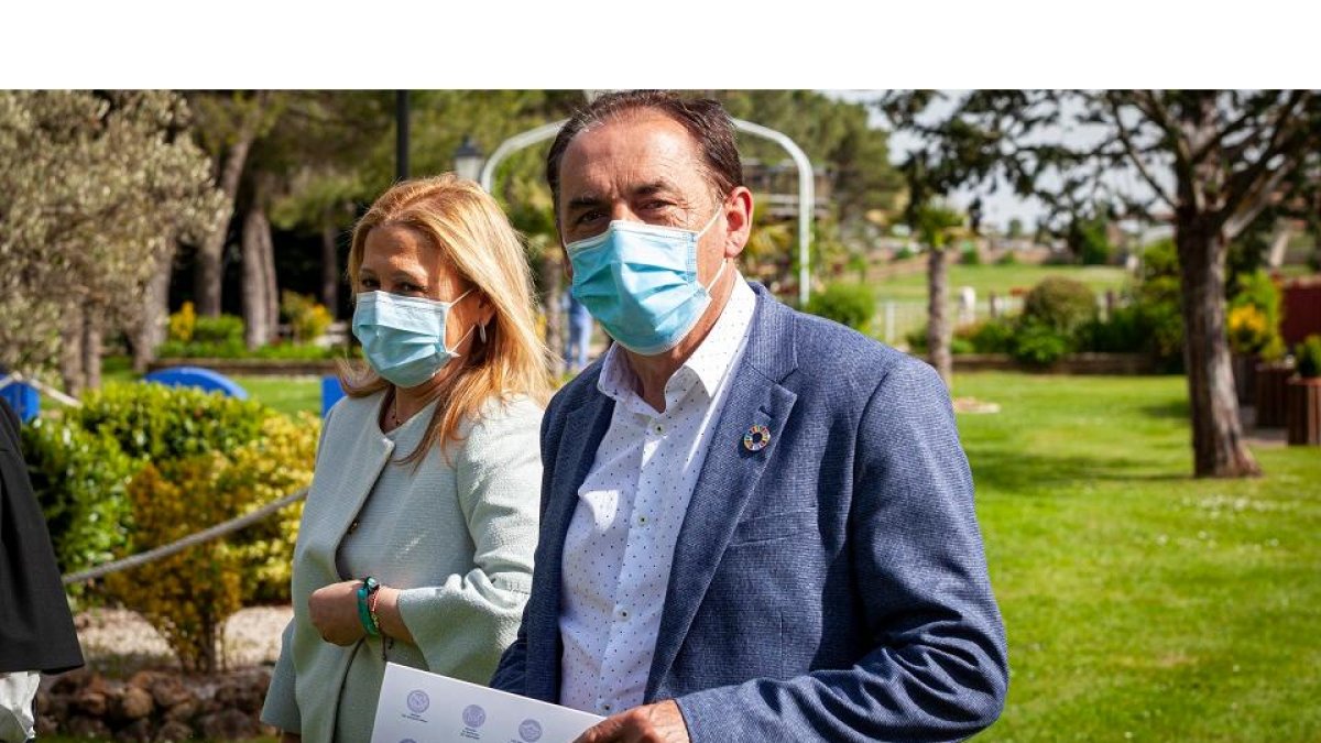La presidenta del PP de Soria, Yolanda de Gregorio, y el hasta ahora coordinador del PP, Benito Serrano.- MARIO TEJEDOR
