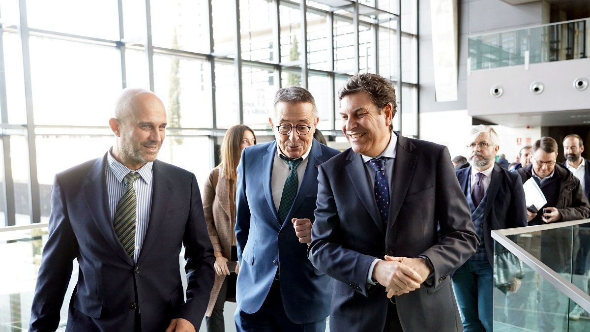 El consejero de Economía y Hacienda y portavoz, Carlos Fernández Carriedo, preside el Comité Consultivo del Plan Sectorial del Hábitat de Castilla y León.- ICAL