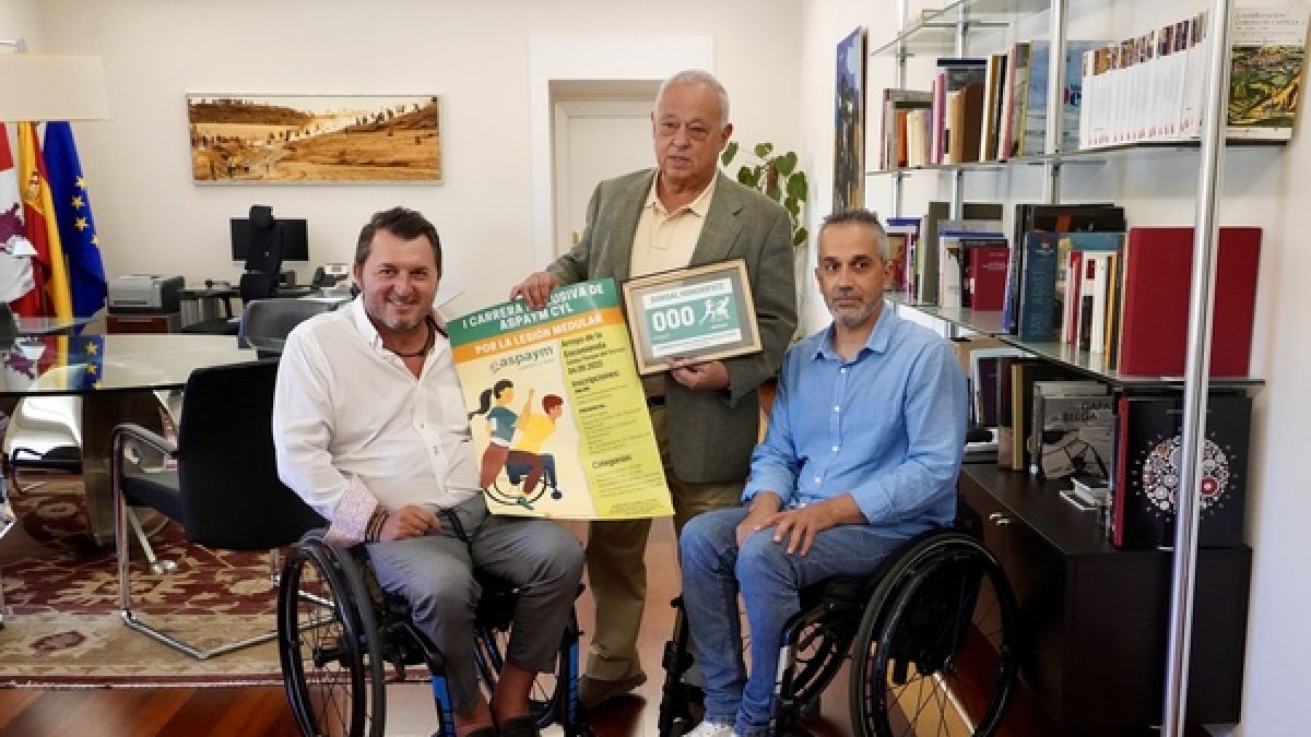 El Consejero de Cultura, Turismo y Deporte recibe el dorsal solidario - ICAL