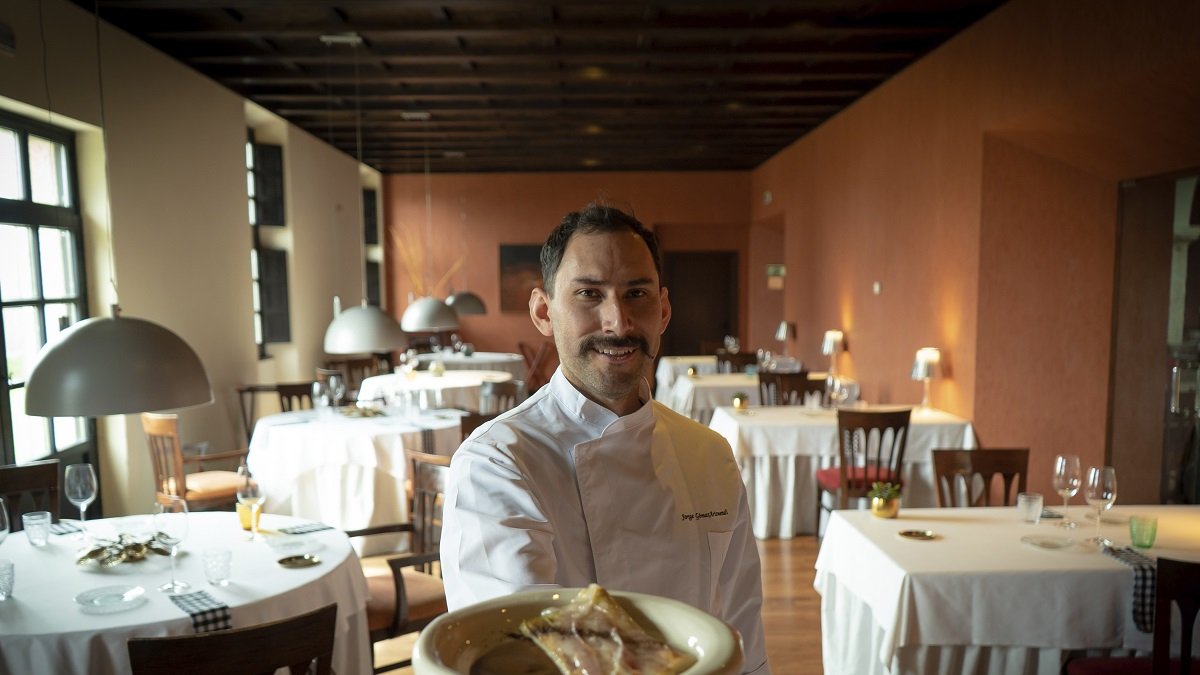 Jorge Gómez Arizmendi, en el comedor del restaurante los Jerónimos, ubicado en el Hotel AC Santa Ana. / E.M.