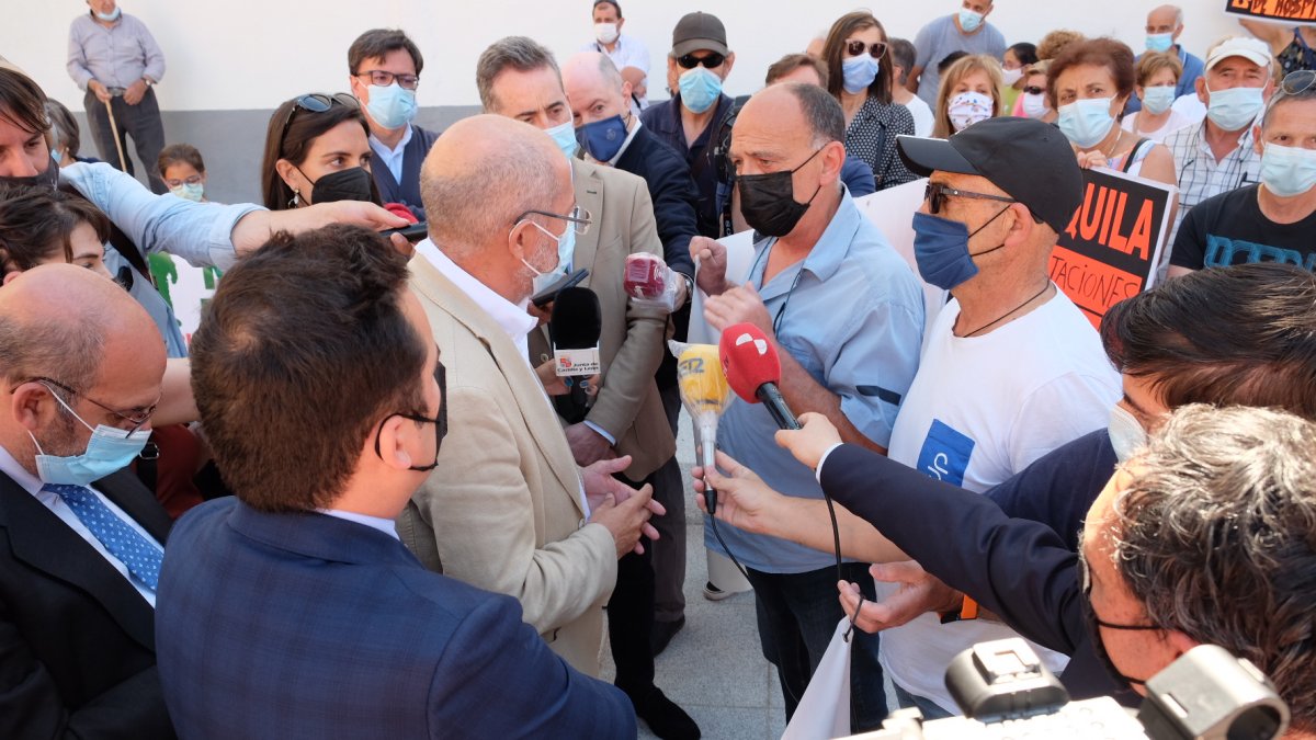 Medio centenar de personas protestan ante Igea por falta de servicios en el hospital de Béjar en Salamanca. - ICAL
