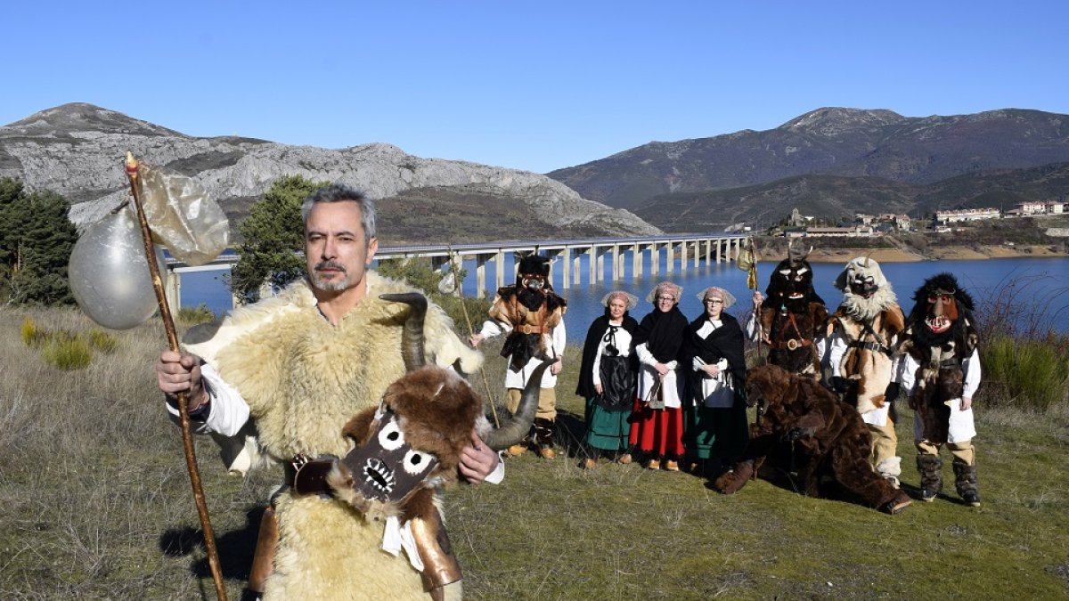 José Antonio González, frente al embalse de Riaño, con parte de los personajes y elementos que caracterizan el Antruido. - ARGICOMUNICACIÓN