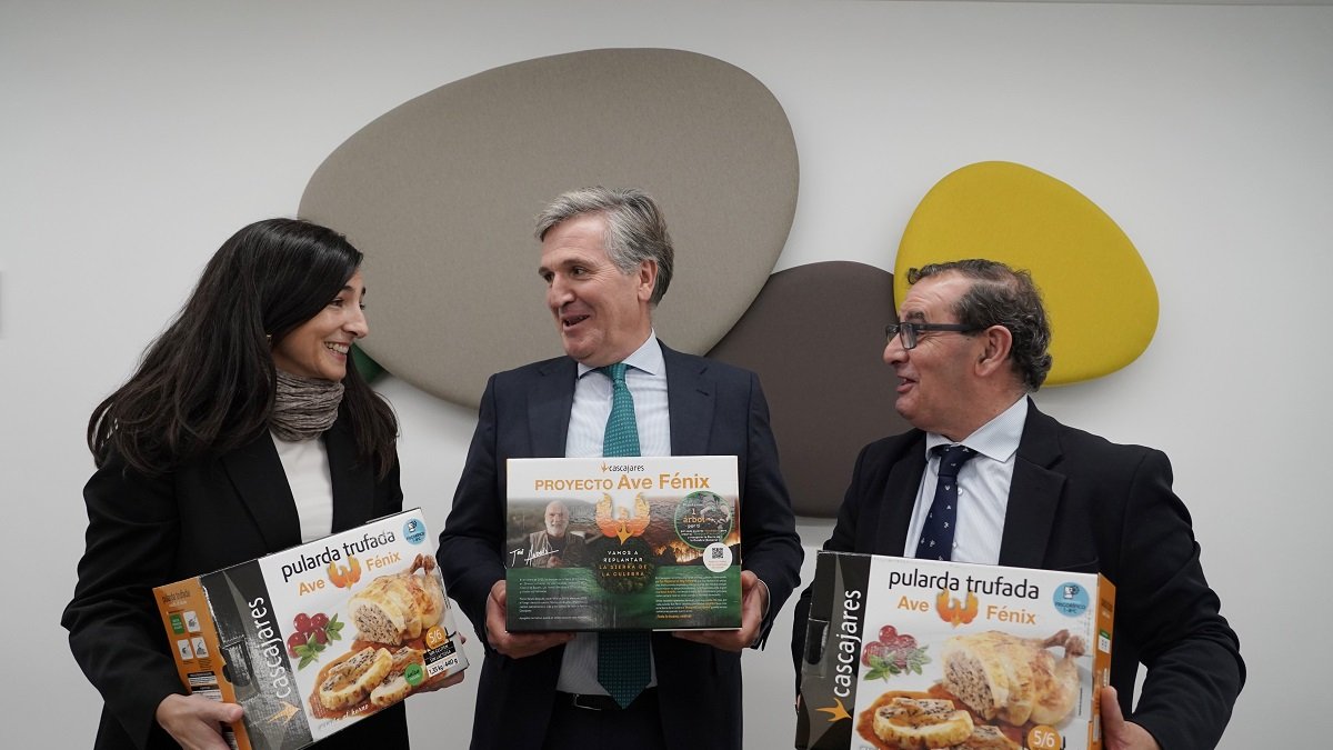 El presidente de Cascajares, Alfonso Jiménez, presenta el proyecto 'Ave Fénix', la iniciativa solidaria con la que la empresa pretende contribuir a la repoblación de la sierra de la Culebra (Zamora). -ICAL.