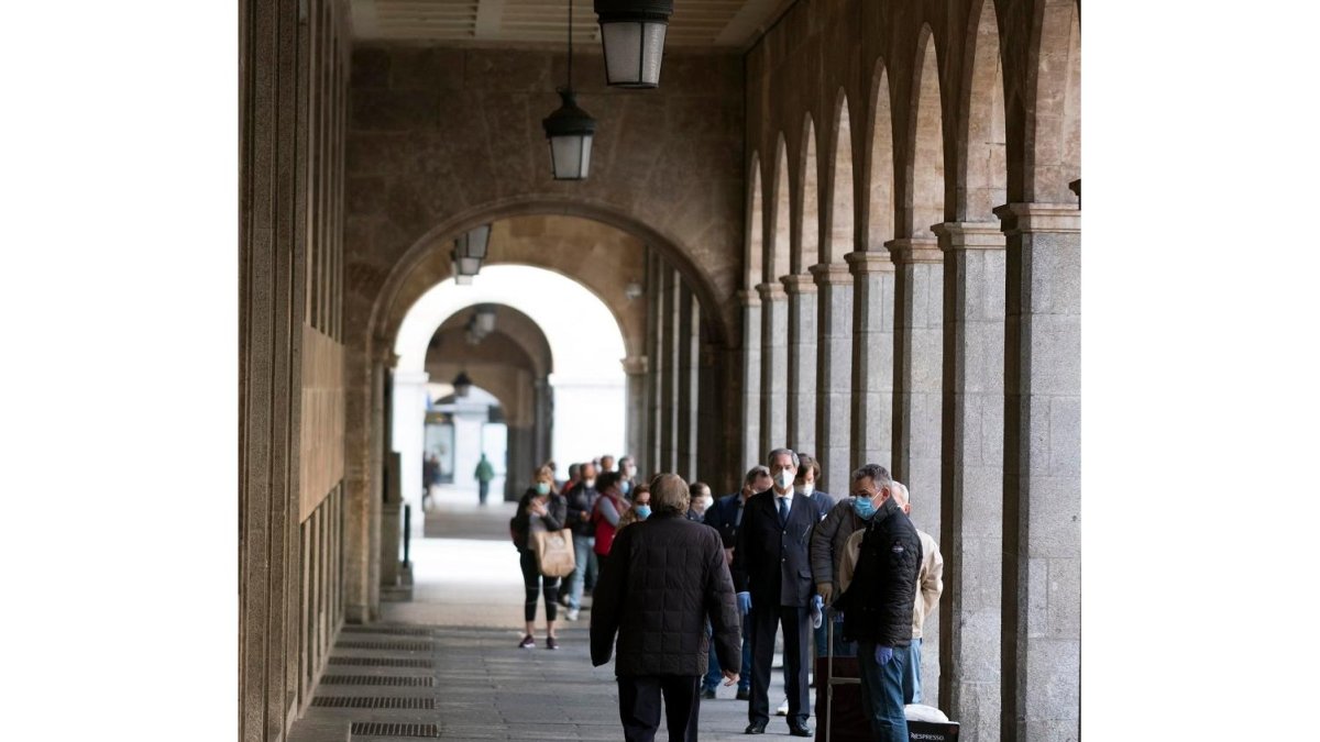 Colas en Correos de la Gran Vía de Salamanca. -ICAL