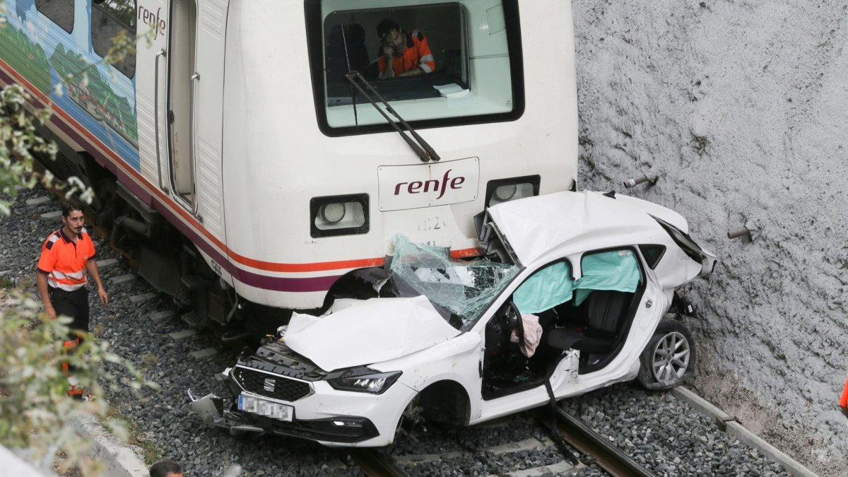 Estado en el que quedó el vehículo de los tres jóvenes de León tras chocar con el tren en Lugo.-E. PRESS